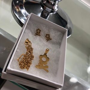Gold flower necklace with matching earrings